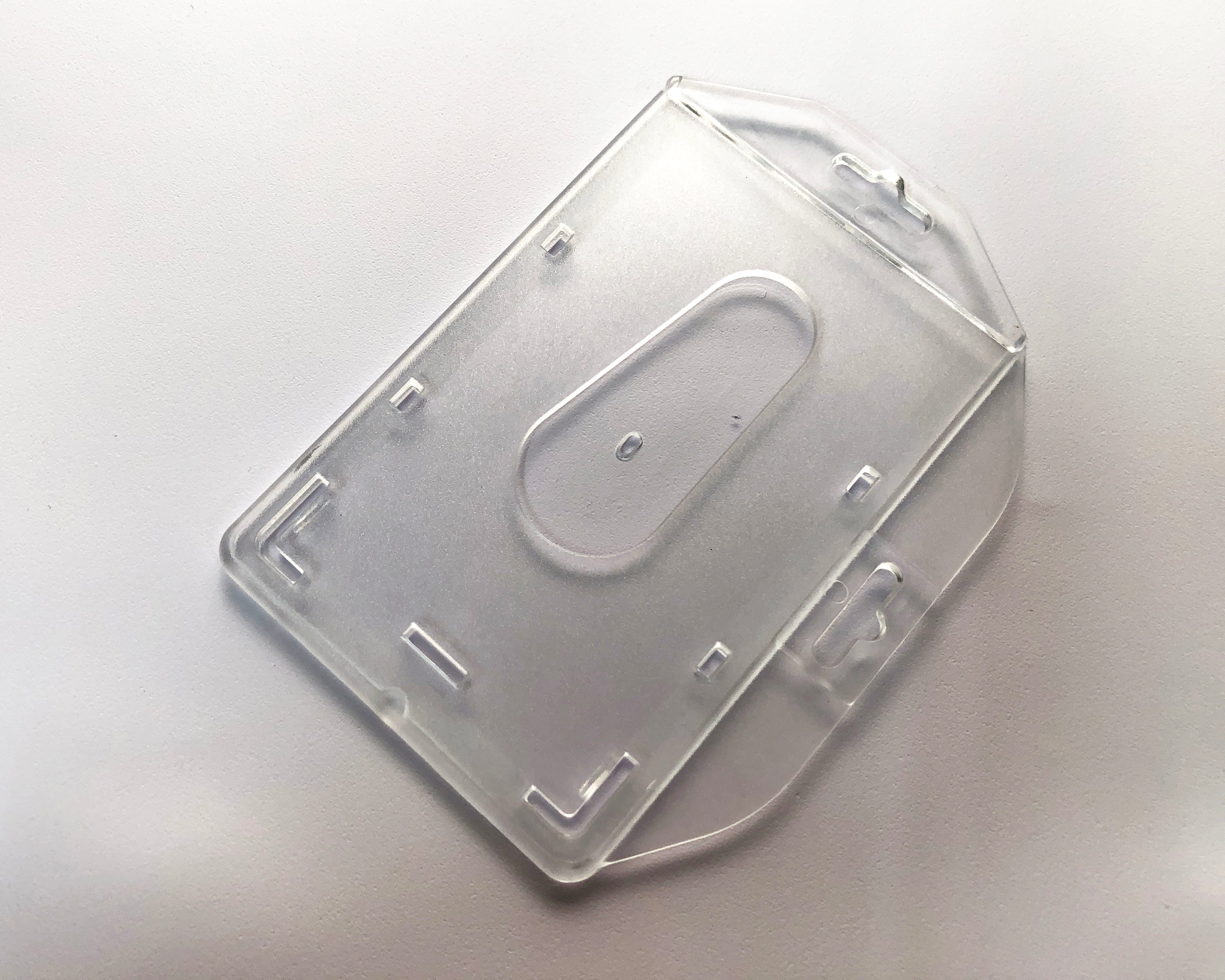 Paquete de 100 piezas de Porta gafetes en plástico rígido de 8.5 x 5.5 cm, con orientación mixta (horizontal y vertical), ideal para credenciales de identificación, con orificio para deslizar la credencial. Paquete de 100 piezas de Porta gafetes en plástico rígido de 8.5 x 5.5 cm, con orientación mixta (horizontal y vertical), ideal para credenciales de identificación, con orificio para deslizar la credencial.